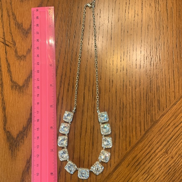 NWOT Beautiful Statement Necklace! Has 11 Rhinestones Surrounded in Gold Tone - Picture 11 of 17